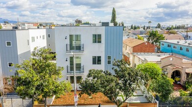 1238 N Beachwood Dr in Los Angeles, CA - Building Photo - Building Photo