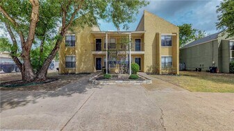 301 Manuel Dr in College Station, TX - Building Photo