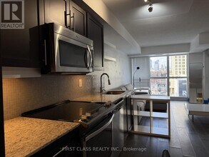 400 Adelaide St E in Toronto, ON - Building Photo - Building Photo