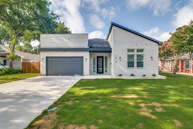 1010 W Avenue F in Garland, TX - Building Photo - Building Photo