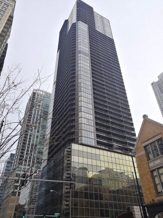 10 E Ontario, Unit 3310 in Chicago, IL - Building Photo