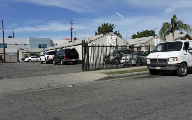 5895-5909 Makee St in Los Angeles, CA - Building Photo - Building Photo