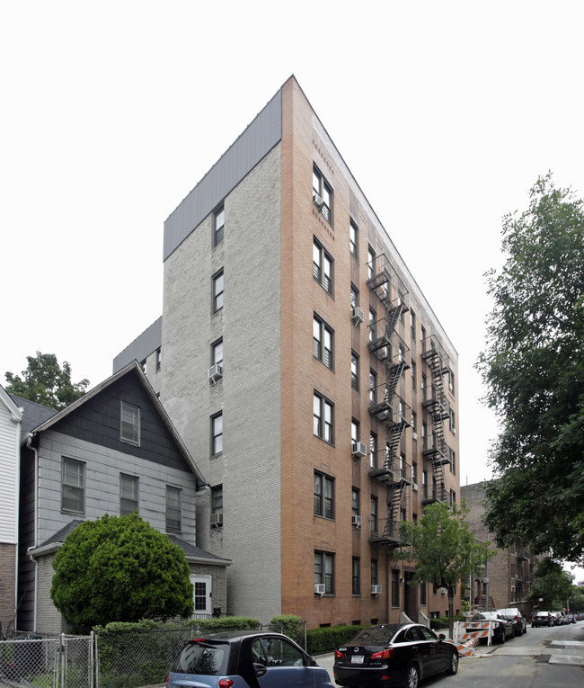 207 E 202nd St in Bronx, NY - Building Photo - Building Photo