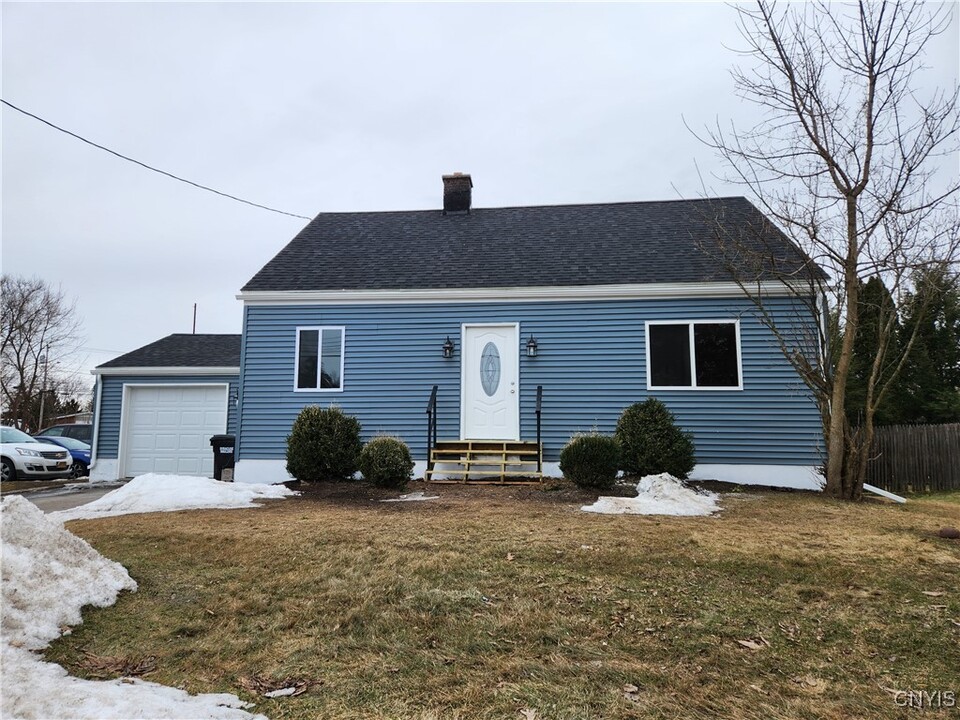 103 Sandra Ln in North Syracuse, NY - Building Photo