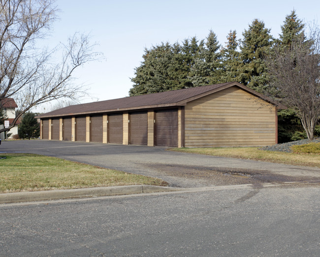 1601 Redwood Dr in Hudson, WI - Foto de edificio - Building Photo