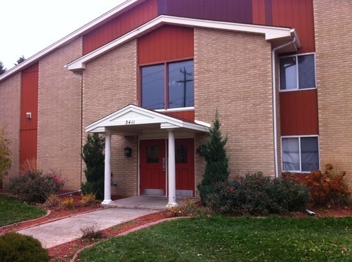 Columbia Manor in South Milwaukee, WI - Foto de edificio - Building Photo