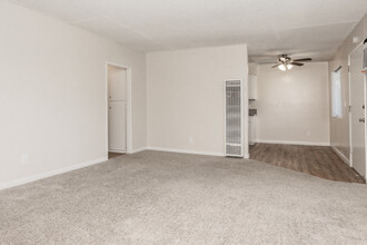 Stonecrest Pointe Apartments in Fullerton, CA - Building Photo - Interior Photo