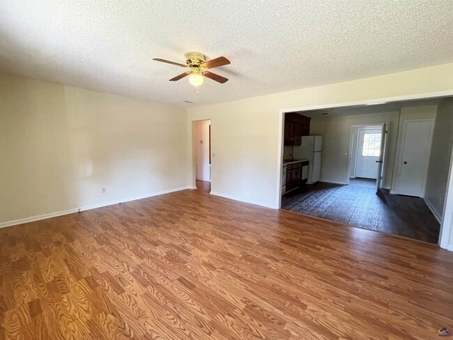 146 Daisy Adams Rd in Cochran, GA - Building Photo - Building Photo