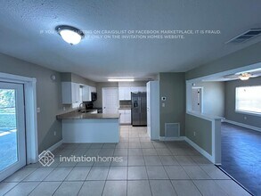 205 S Kingsway Rd in Seffner, FL - Foto de edificio - Building Photo