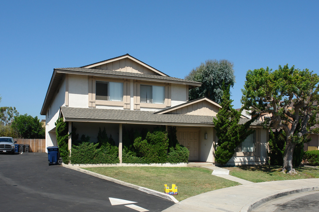 16611 Regina Cir in Huntington Beach, CA - Building Photo