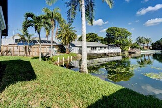 1921 NW 40th Ct in Oakland Park, FL - Foto de edificio - Building Photo