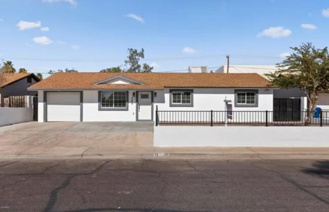 242 E Garnet Ave in Mesa, AZ - Building Photo - Building Photo