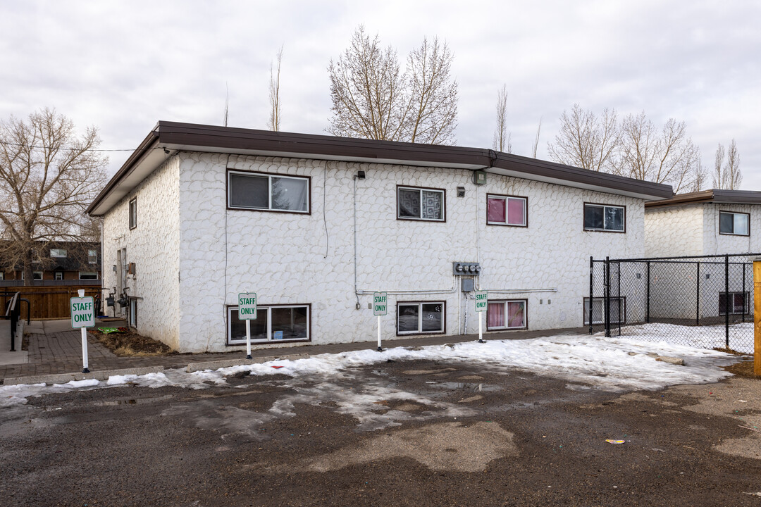 6505 Huntridge Hl NE in Calgary, AB - Building Photo