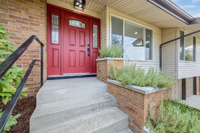 13918 SE 23rd St in Bellevue, WA - Building Photo - Building Photo