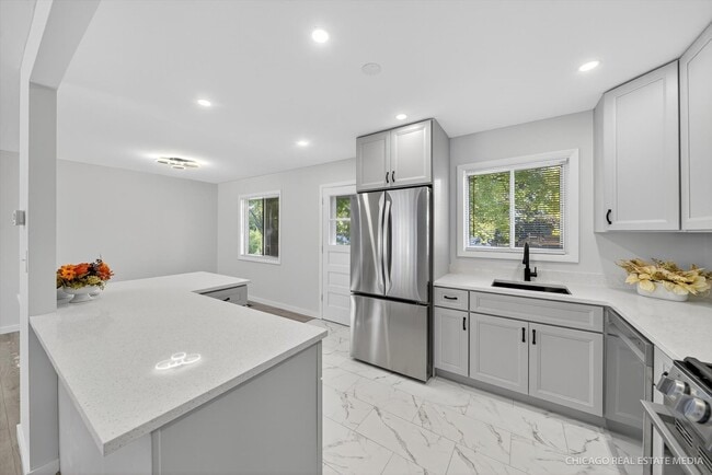 2211 Birchwood Pkwy in Woodridge, IL - Building Photo - Building Photo