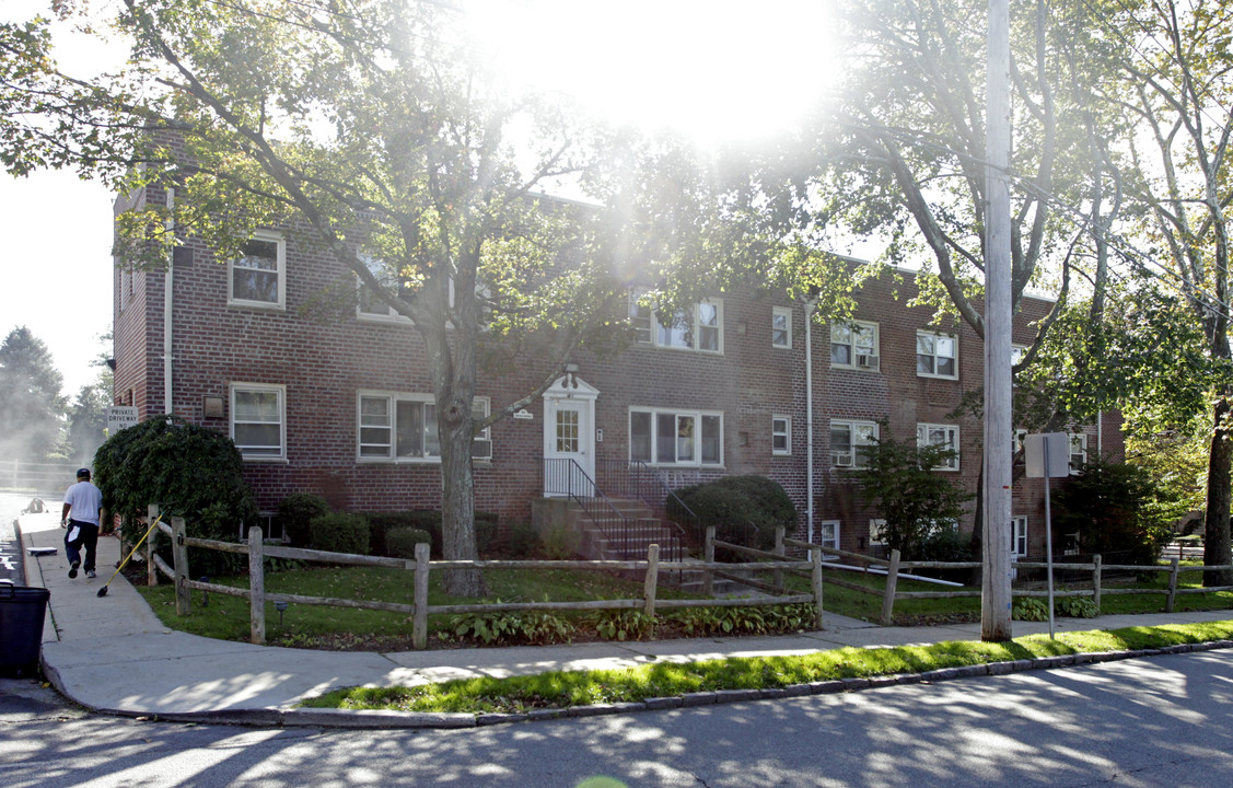 Crestwood Manor in Eastchester, NY - Foto de edificio