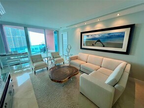 300 South Pointe Dr in Miami Beach, FL - Building Photo - Building Photo