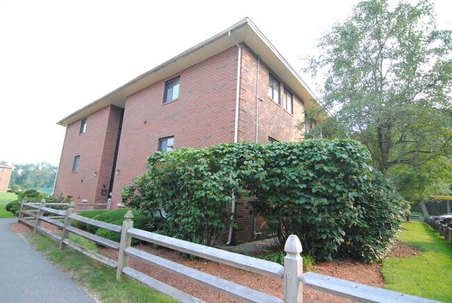 133 Abbott Farm Ln in Hudson, NH - Building Photo - Building Photo