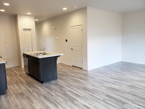 4995 Armstrong Ave NE in Salem, OR - Building Photo - Building Photo