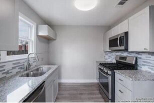 1818 W Ridgewood Ct in San Antonio, TX - Building Photo