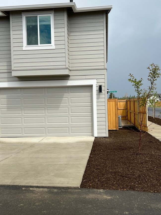 2512 NW Spruce Cone Ln in Redmond, OR - Building Photo - Building Photo