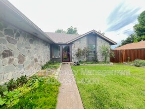 1615 Honeysuckle Ln in Midwest City, OK - Building Photo - Building Photo