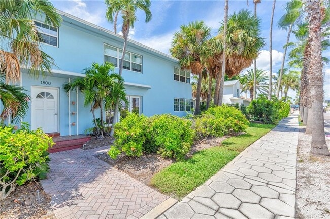 1800 Pass a Grille Way in St Pete Beach, FL - Foto de edificio - Building Photo