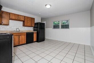 2573 Merriway Ln in Cincinnati, OH - Building Photo - Building Photo