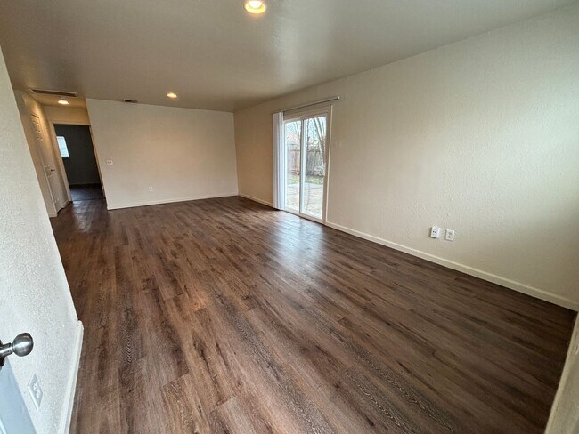 6805 Woodbine Ave in Sacramento, CA - Building Photo - Building Photo