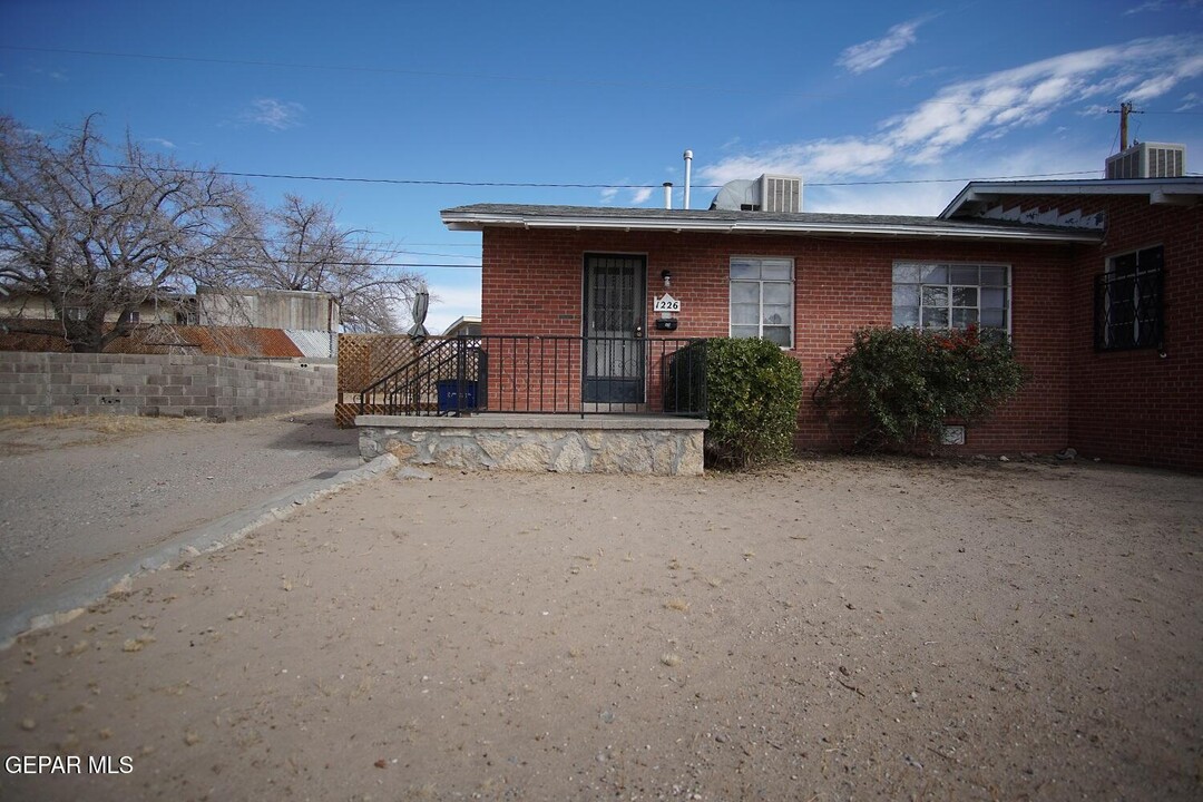 1226 Huckleberry St in El Paso, TX - Building Photo