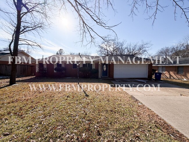 1403 Nichols St in Ennis, TX - Building Photo - Building Photo