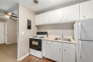 Kensington Club Apartments in Rocky River, OH - Building Photo