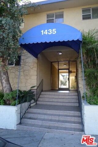 1435 N Fairfax Ave-Unit -18 in West Hollywood, CA - Foto de edificio - Building Photo