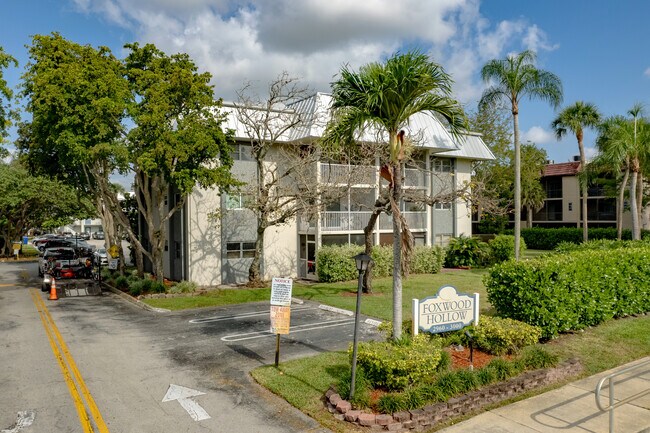 Foxwood Hollow Condominiums in Coral Springs, FL - Building Photo - Building Photo