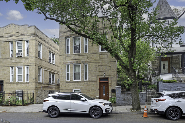 31 Marble Hill Ave in Bronx, NY - Foto de edificio - Building Photo