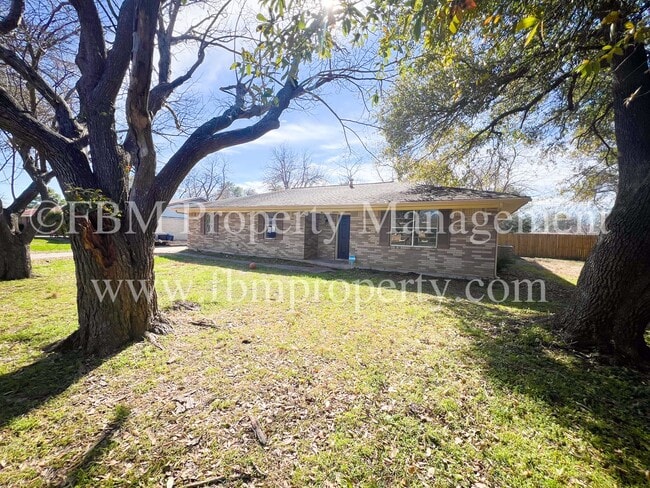 211 Stonegate Dr in Terrell, TX - Building Photo - Building Photo