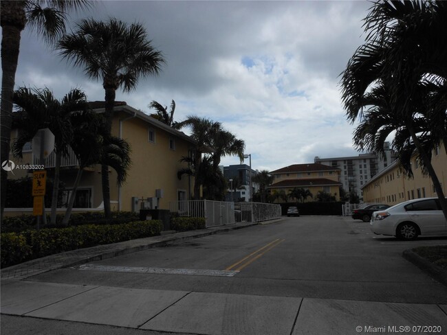 2088 NE 167th St-Unit -2-110 in North Miami Beach, FL - Building Photo - Building Photo
