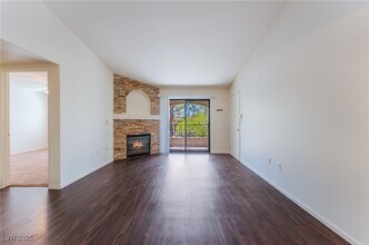 950 Seven Hills Dr in Henderson, NV - Building Photo - Building Photo