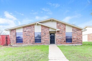 6505 Alta Oaks Dr in Garland, TX - Building Photo