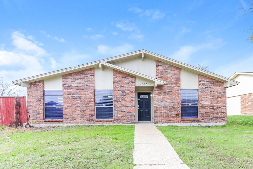 6505 Alta Oaks Dr in Garland, TX - Building Photo