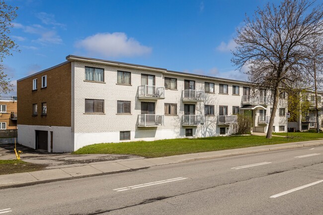2416 De La Côte-Vertu Boul in Montréal, QC - Building Photo - Building Photo