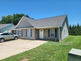 506 Seays Crest Dr in Inman, SC - Building Photo