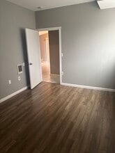 1032 NW Nye St, Unit Lower Unit in Newport, OR - Foto de edificio - Building Photo