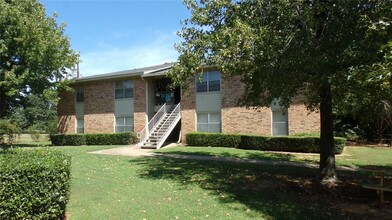 7075 Lamar Rd in Reno, TX - Foto de edificio - Building Photo