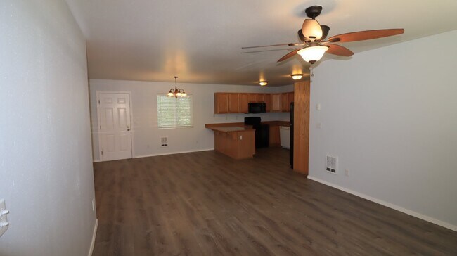 2010 NE Full Moon Dr in Bend, OR - Foto de edificio - Building Photo