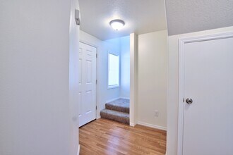 8320 SE Franklin St in Portland, OR - Foto de edificio - Building Photo