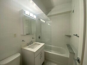 162 E 63rd St in New York, NY - Building Photo - Building Photo