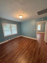 1006 Hackett St, Unit B in Greensboro, NC - Foto de edificio - Building Photo