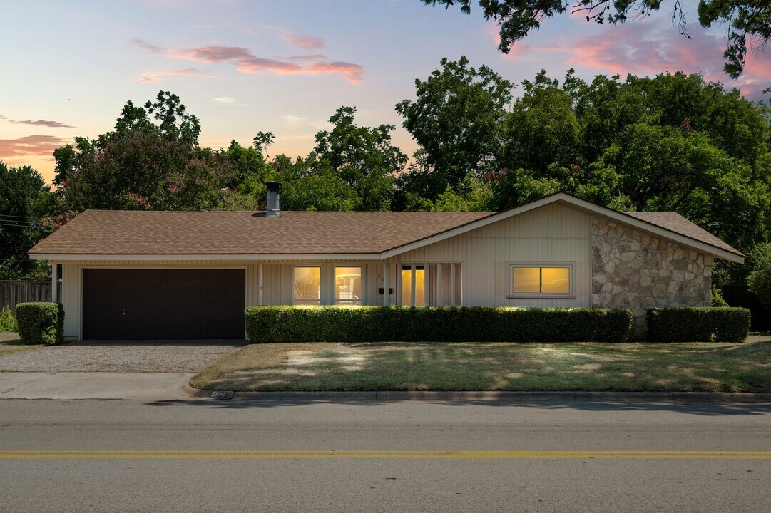 509 Wilshire Dr in Euless, TX - Building Photo