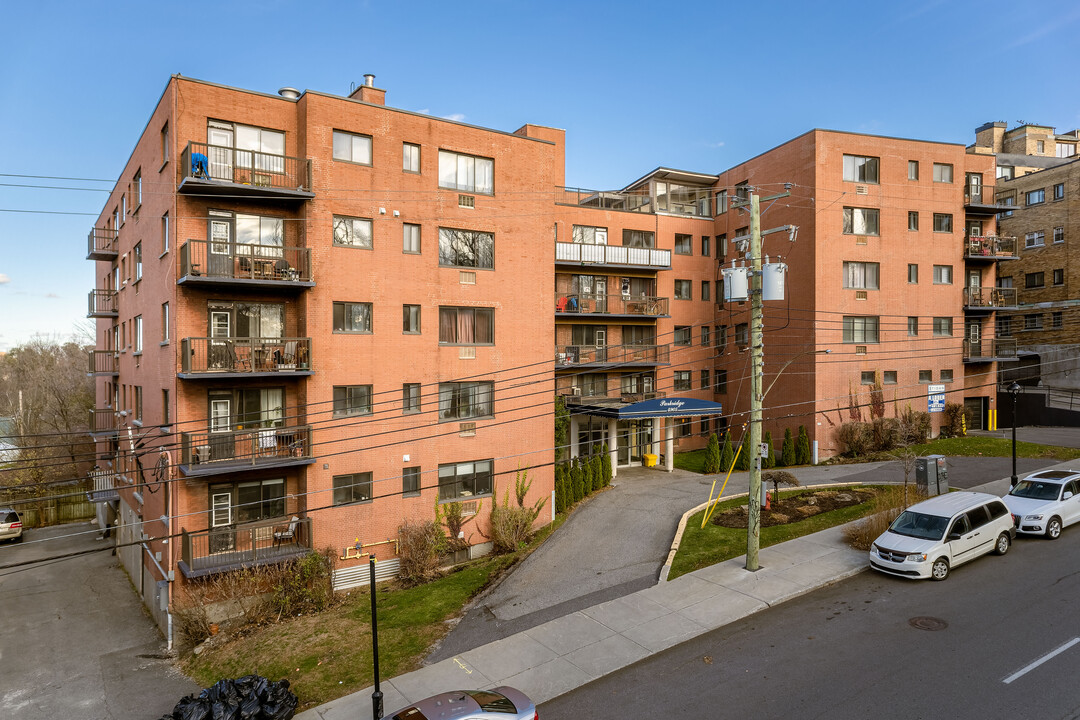 4905 De La Côte-Saint-Luc Ch in Montréal, QC - Building Photo